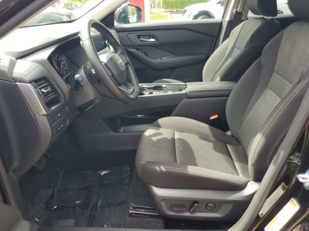 Certified 2025 Nissan Rogue SV FWD image 16