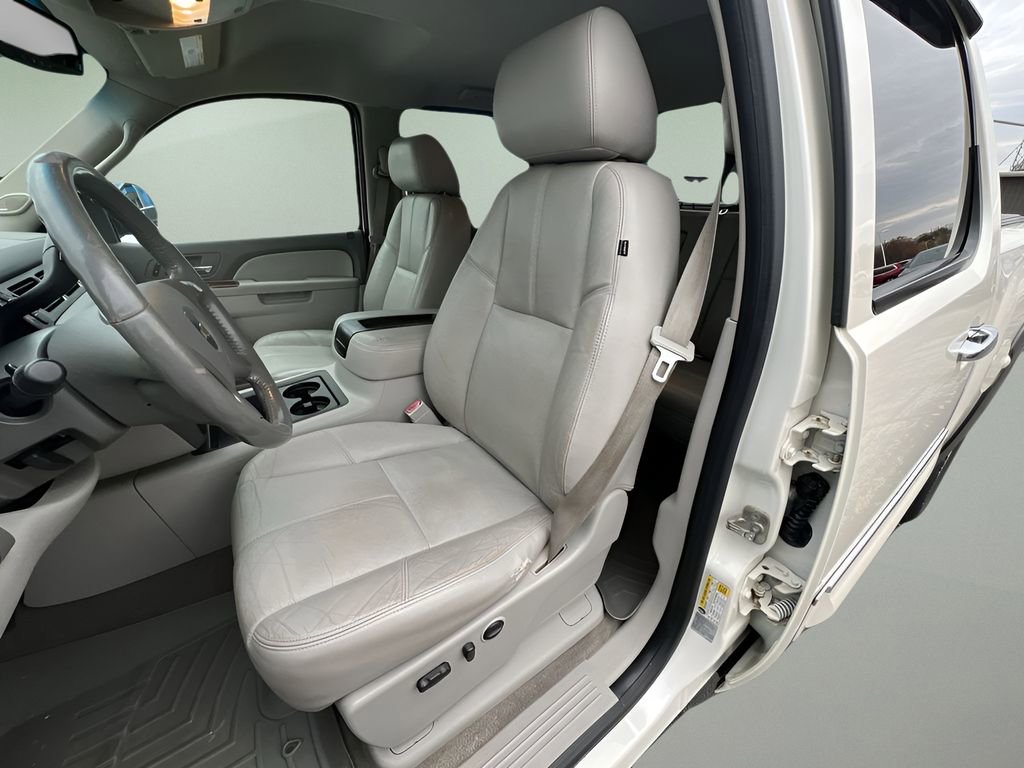 Used 2013 Chevrolet Silverado 1500 LTZ w/ LTZ White Diamond Edition image 17