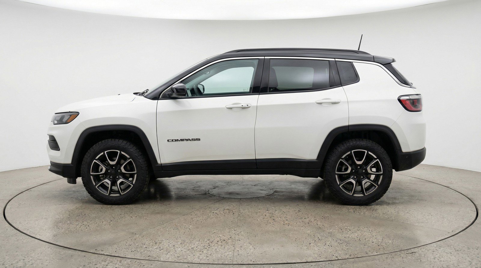 Used 2025 Jeep Compass Trailhawk image 5