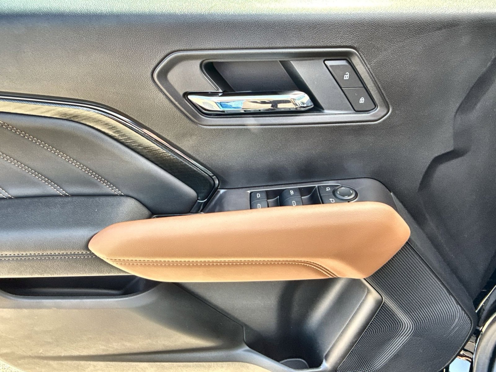 New 2025 GMC Canyon AT4 w/ Nightfall Edition image 15