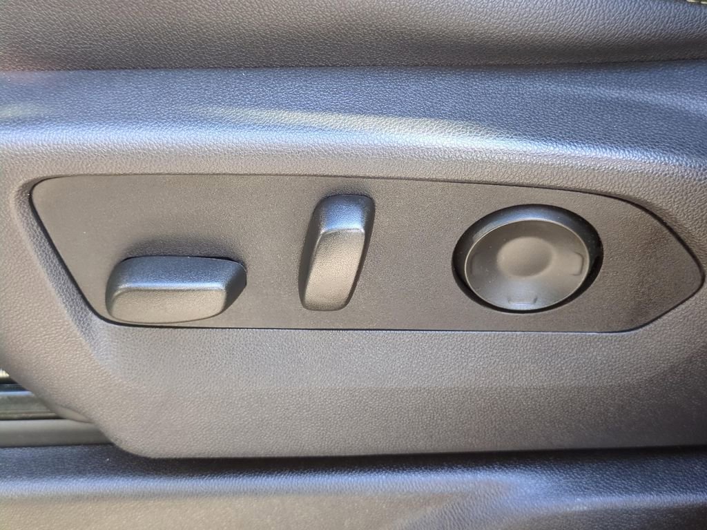 Used 2025 Chevrolet Suburban Premier image 18