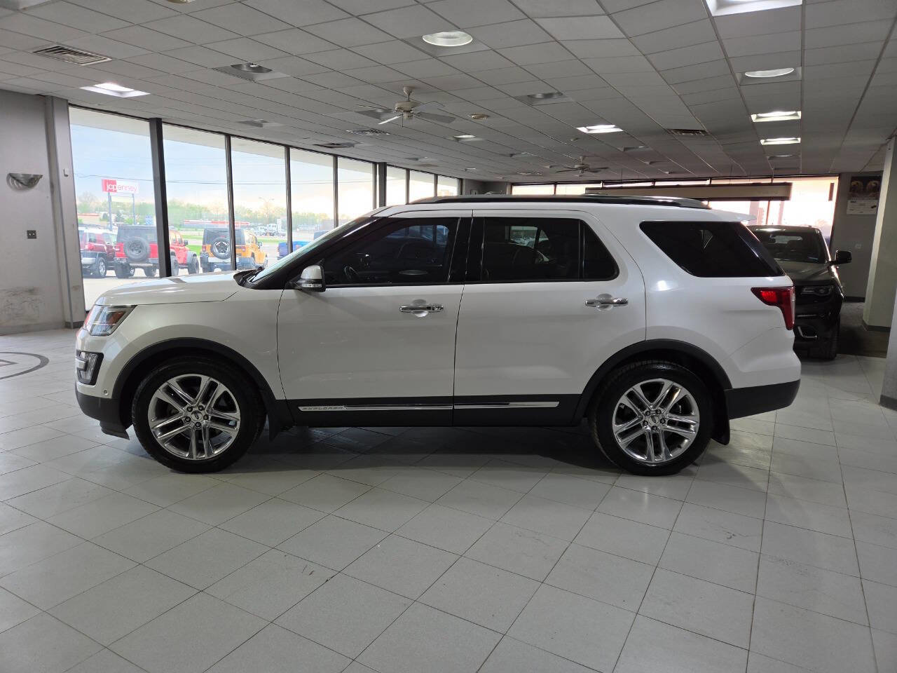 Used 2017 Ford Explorer Limited FWD image 4