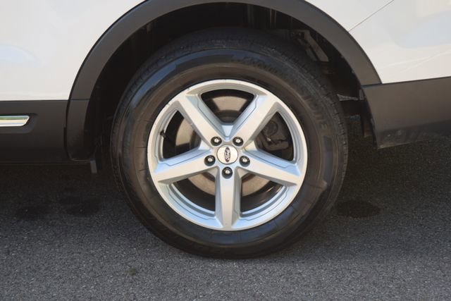 Used 2017 Ford Explorer XLT w/ Equipment Group 202A AWD/4WD image 29