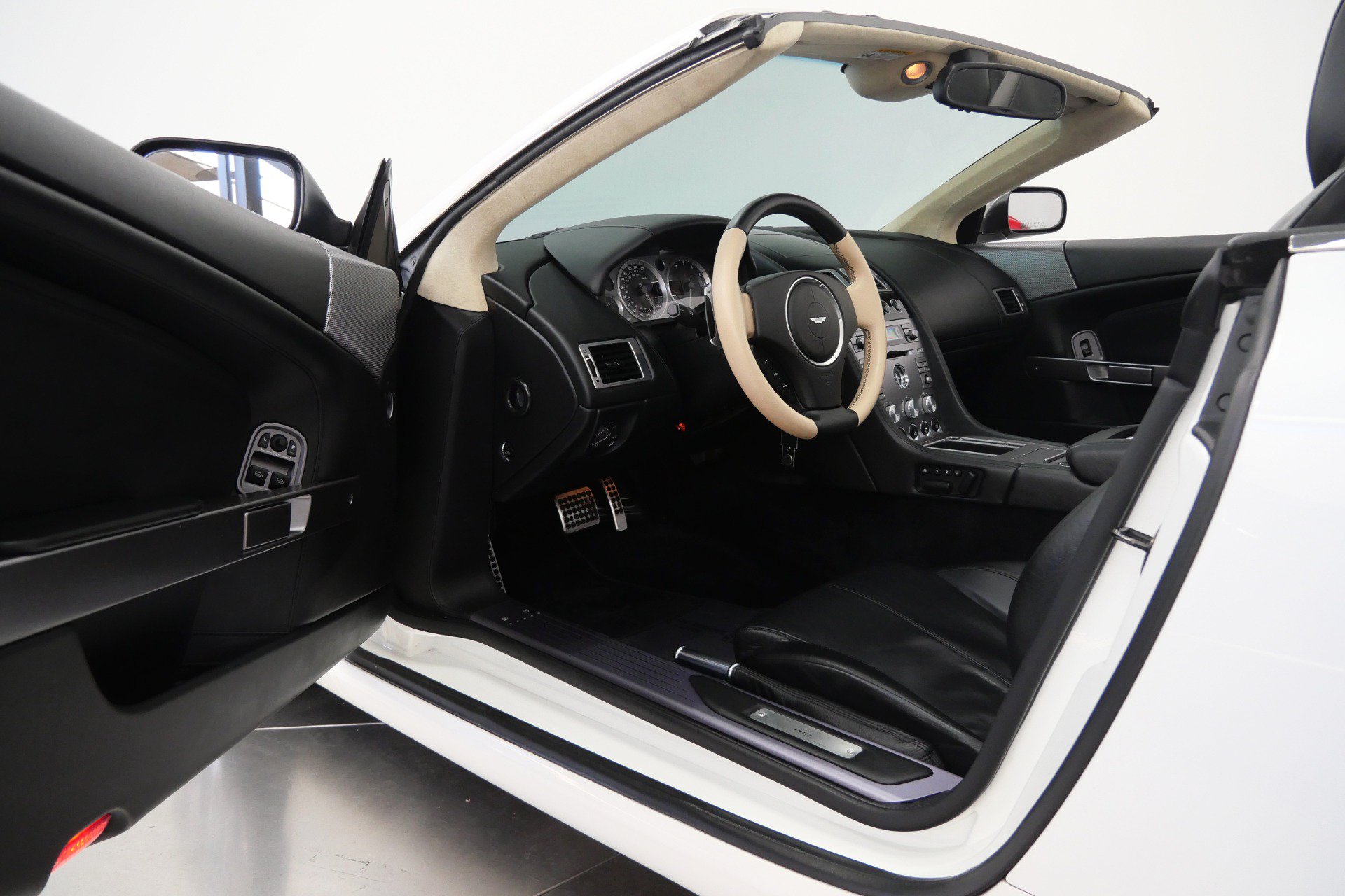 Used 2008 Aston Martin DB9 Volante RWD image 22