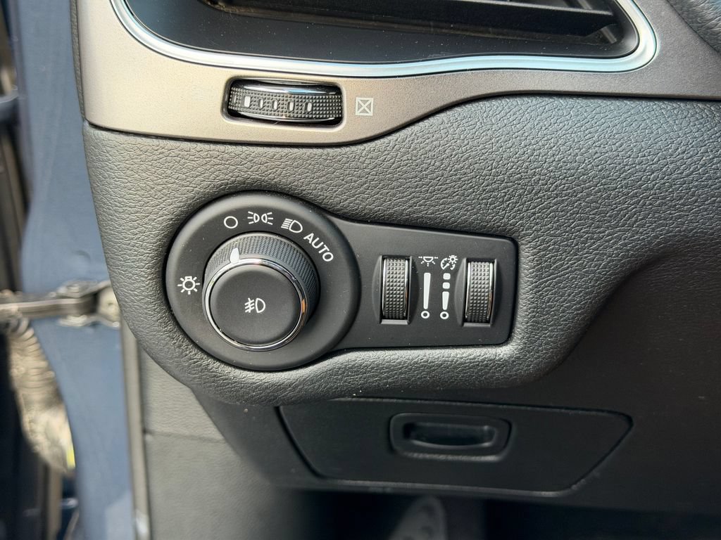 Used 2020 Jeep Cherokee Latitude Plus w/ Cold Weather Group AWD/4WD image 35