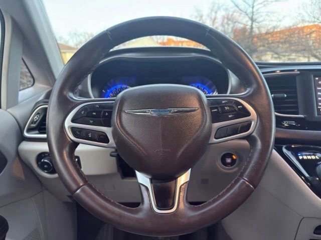 Used 2018 Chrysler Pacifica Touring-L FWD image 17
