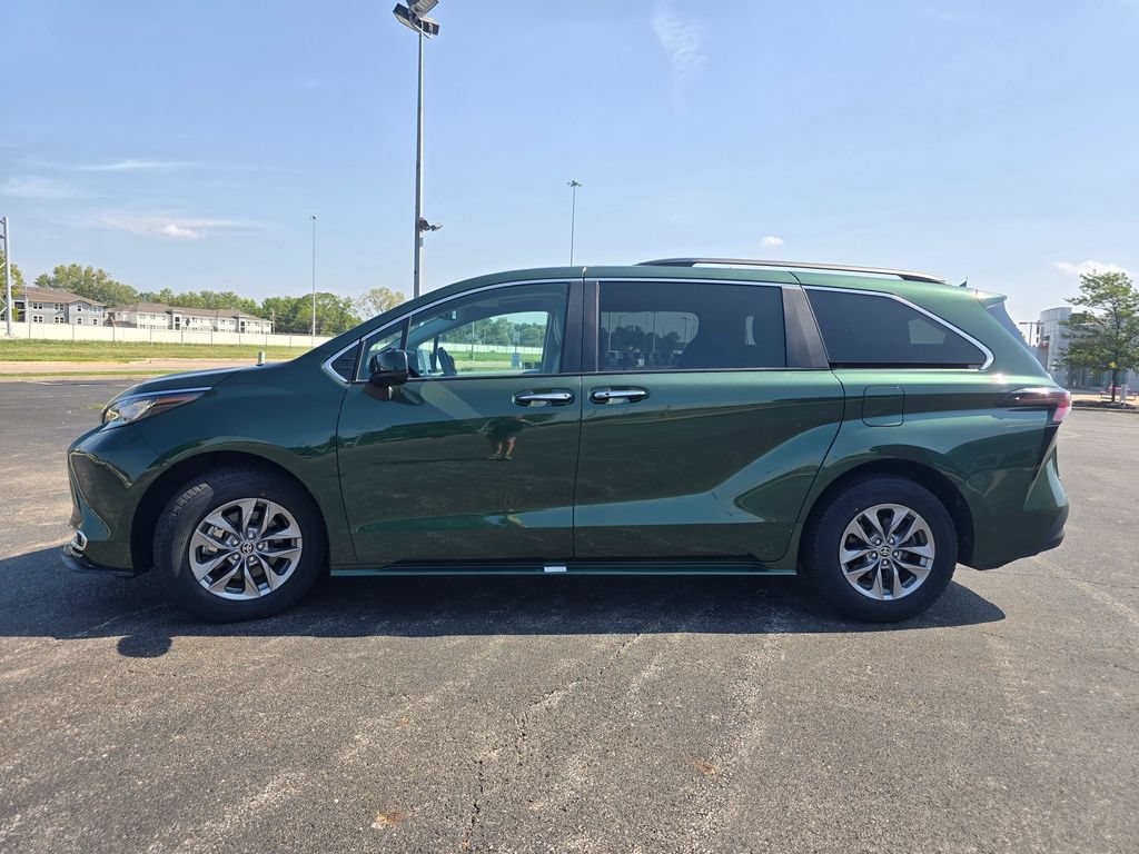 Certified 2024 Toyota Sienna XLE FWD image 13