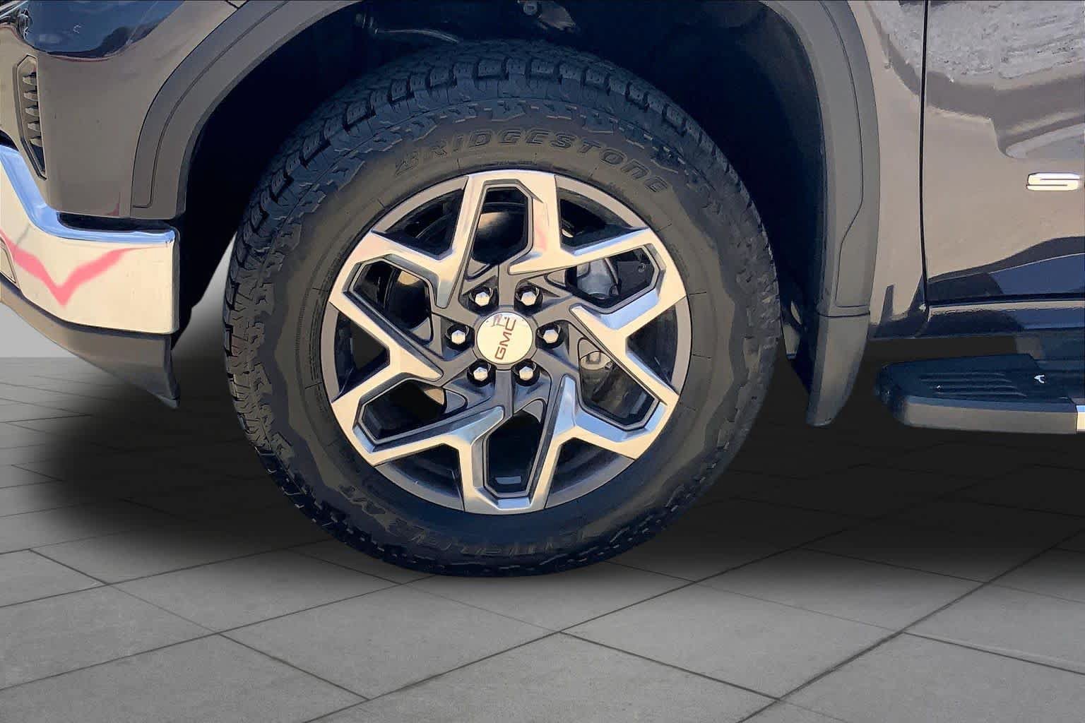 Used 2025 GMC Sierra 1500 SLT AWD/4WD image 11