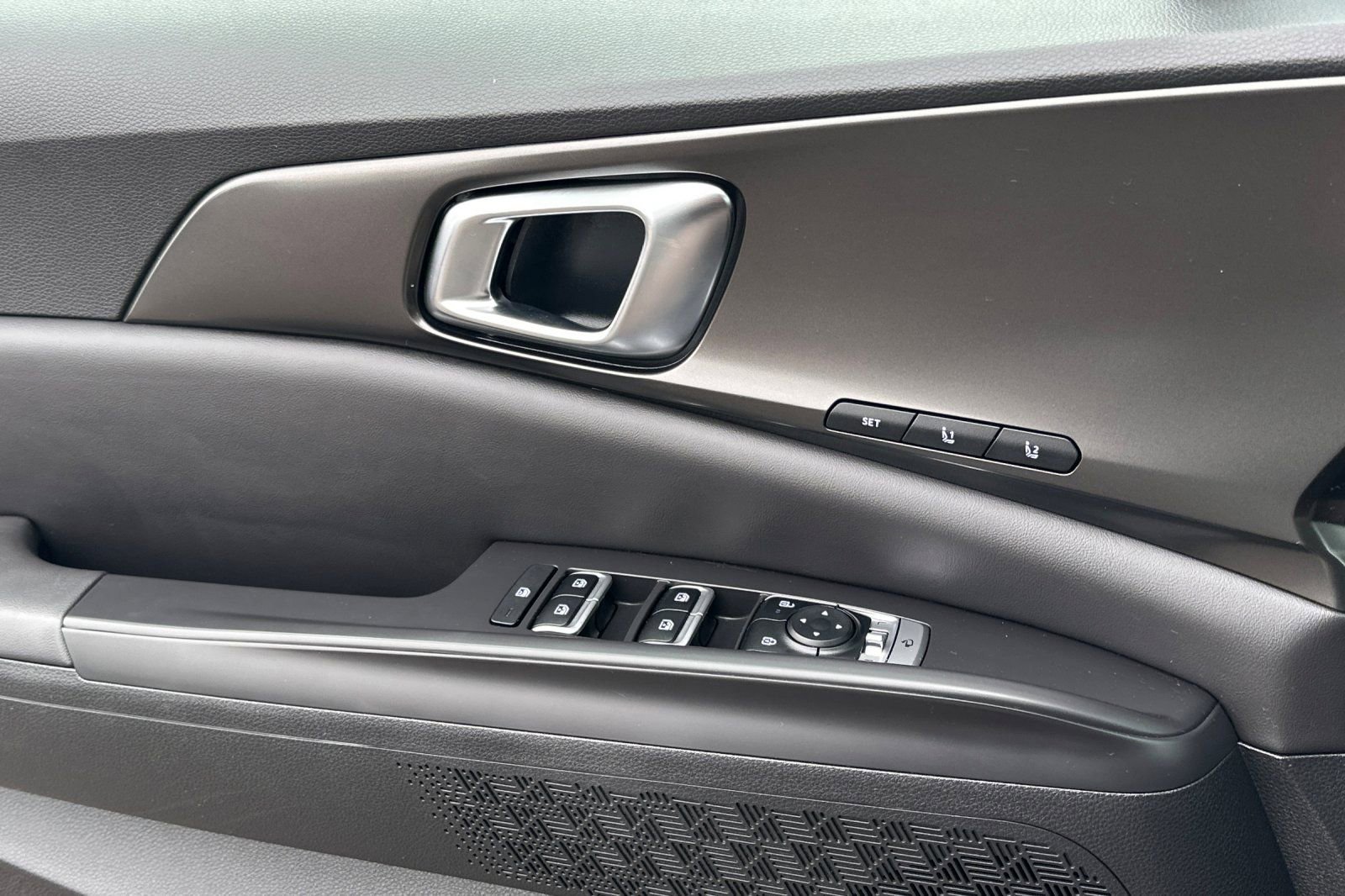 Used 2025 Kia Carnival SX w/ SX Dark Edition Package FWD image 11