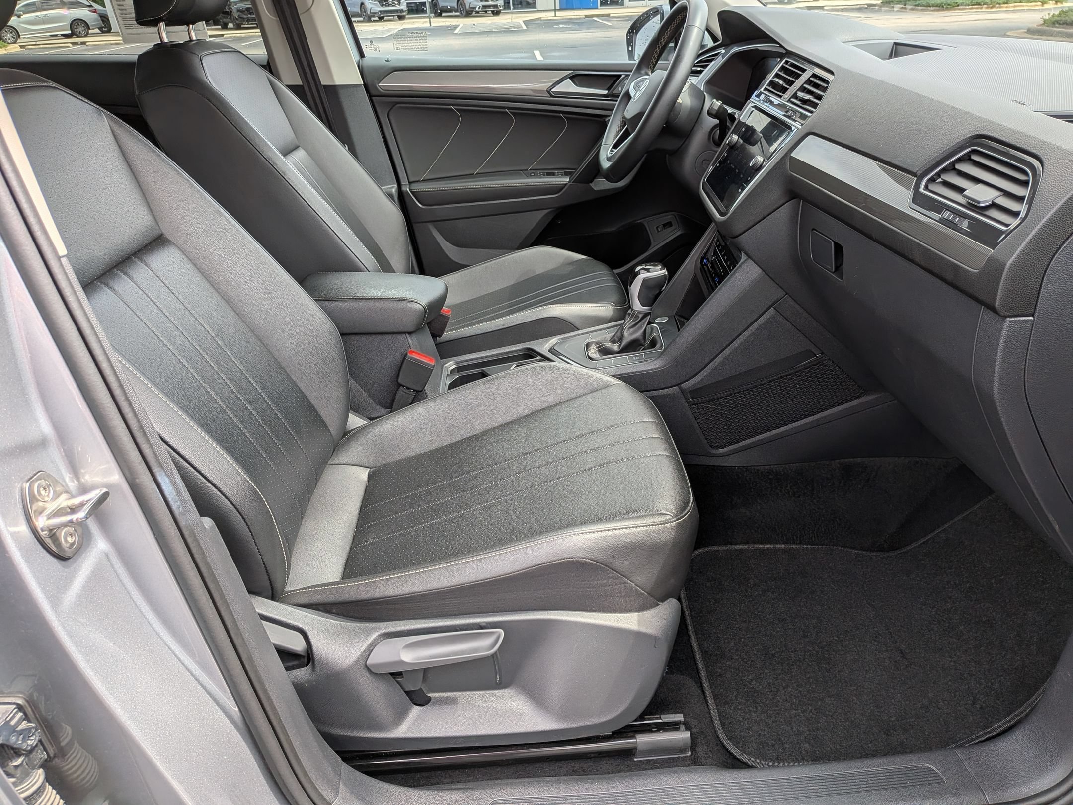 Used 2024 Volkswagen Tiguan SE FWD image 36