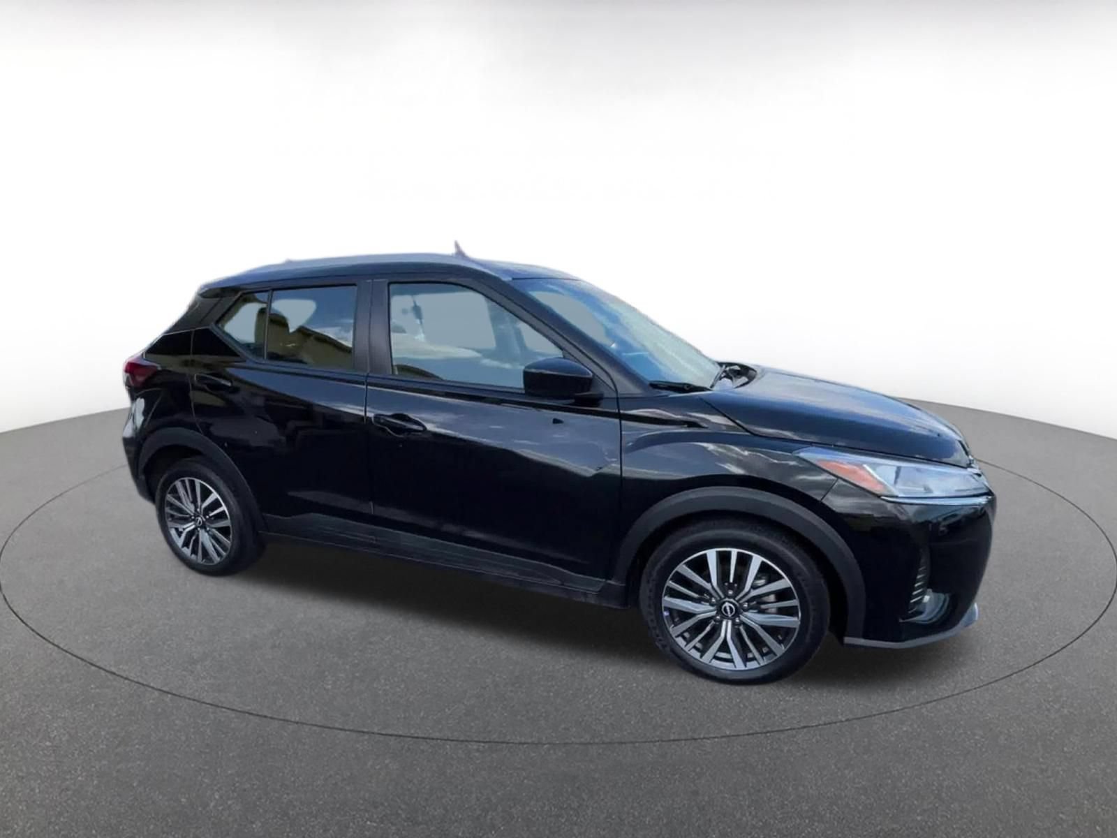 Used 2024 Nissan Kicks SV FWD image 2