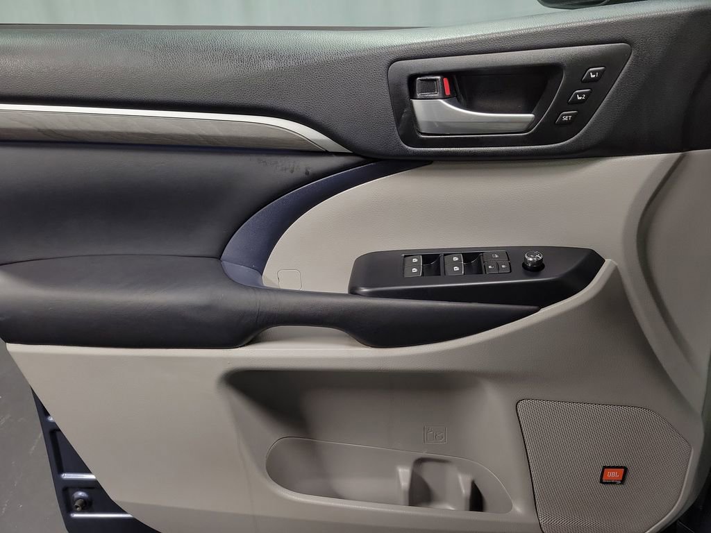 Used 2017 Toyota Highlander Limited image 22