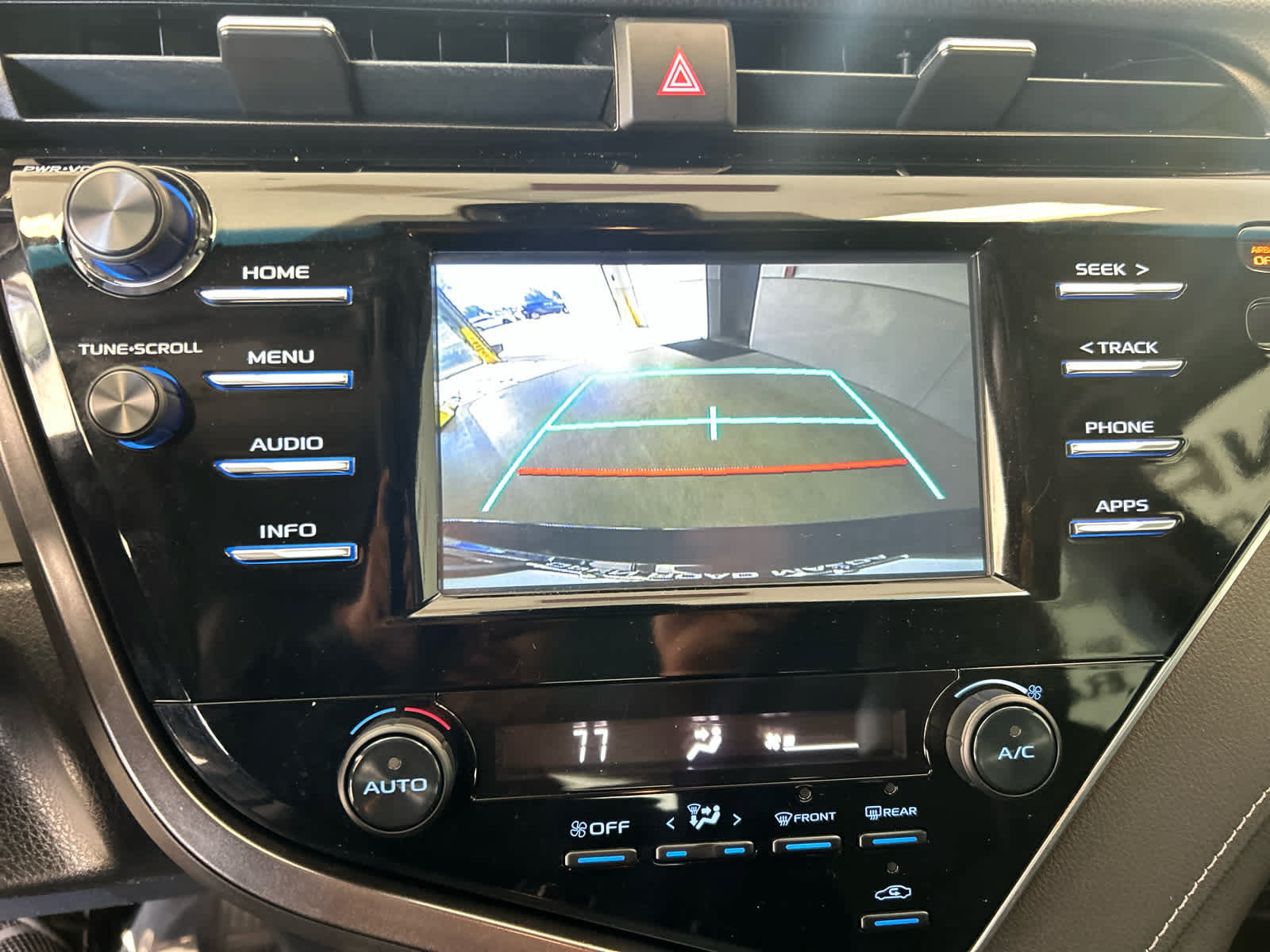 Used 2018 Toyota Camry SE FWD image 21