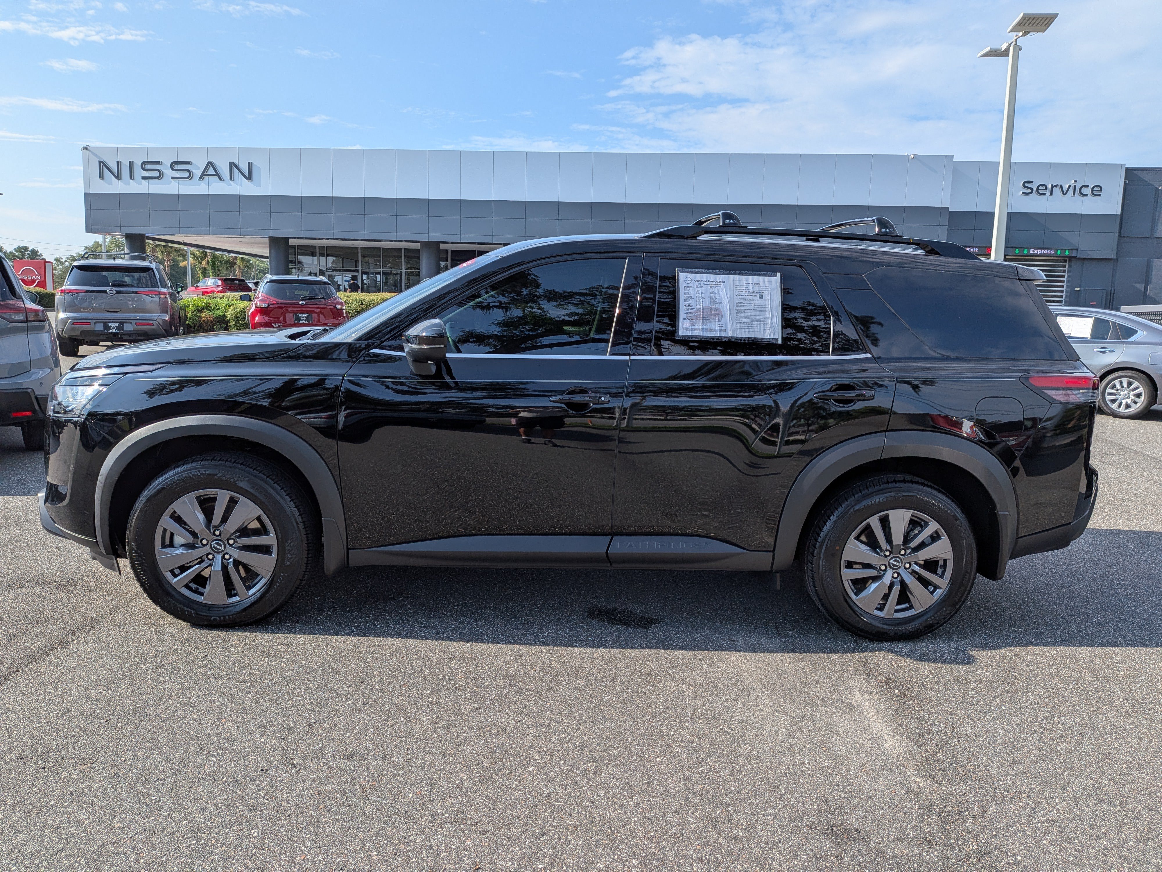 Certified 2024 Nissan Pathfinder SV FWD image 7