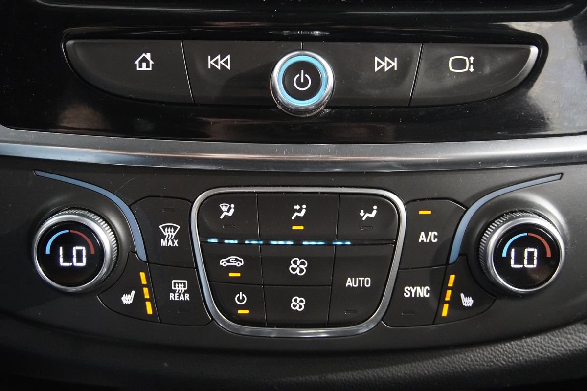 Used 2020 Chevrolet Traverse LT w/ Driver Confidence II Package AWD/4WD image 23