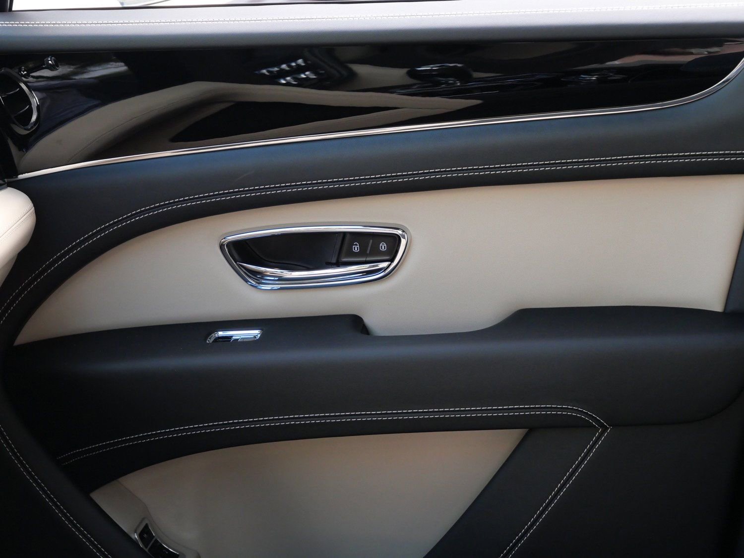 Used 2025 Bentley Bentayga image 12