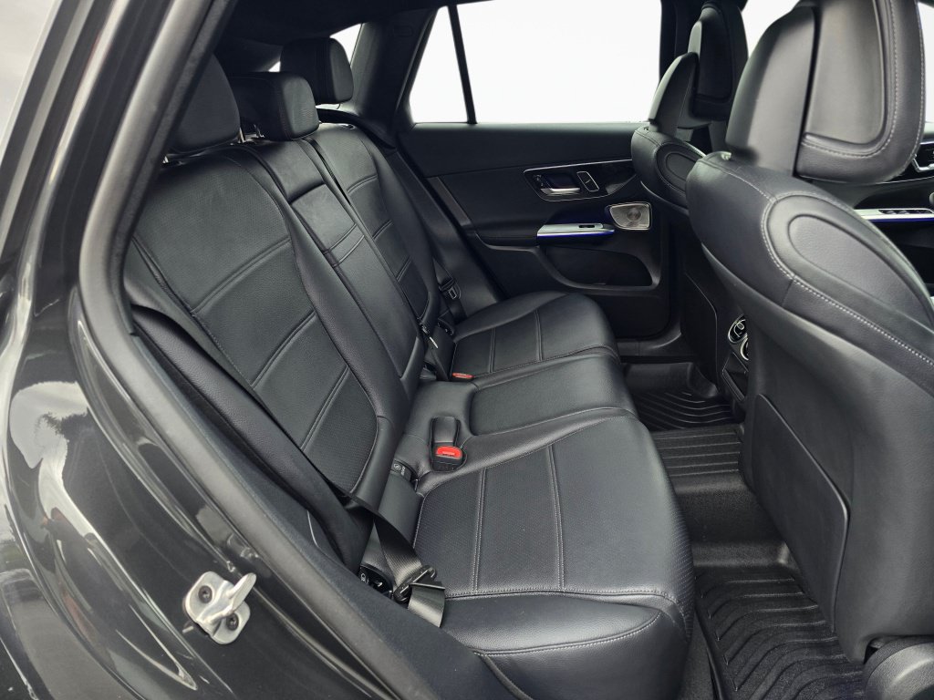 Used 2025 Mercedes-Benz GLC 300 4MATIC image 23