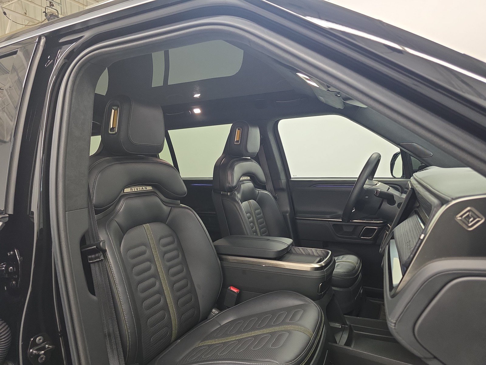 Used 2024 Rivian R1S Adventure AWD/4WD image 24
