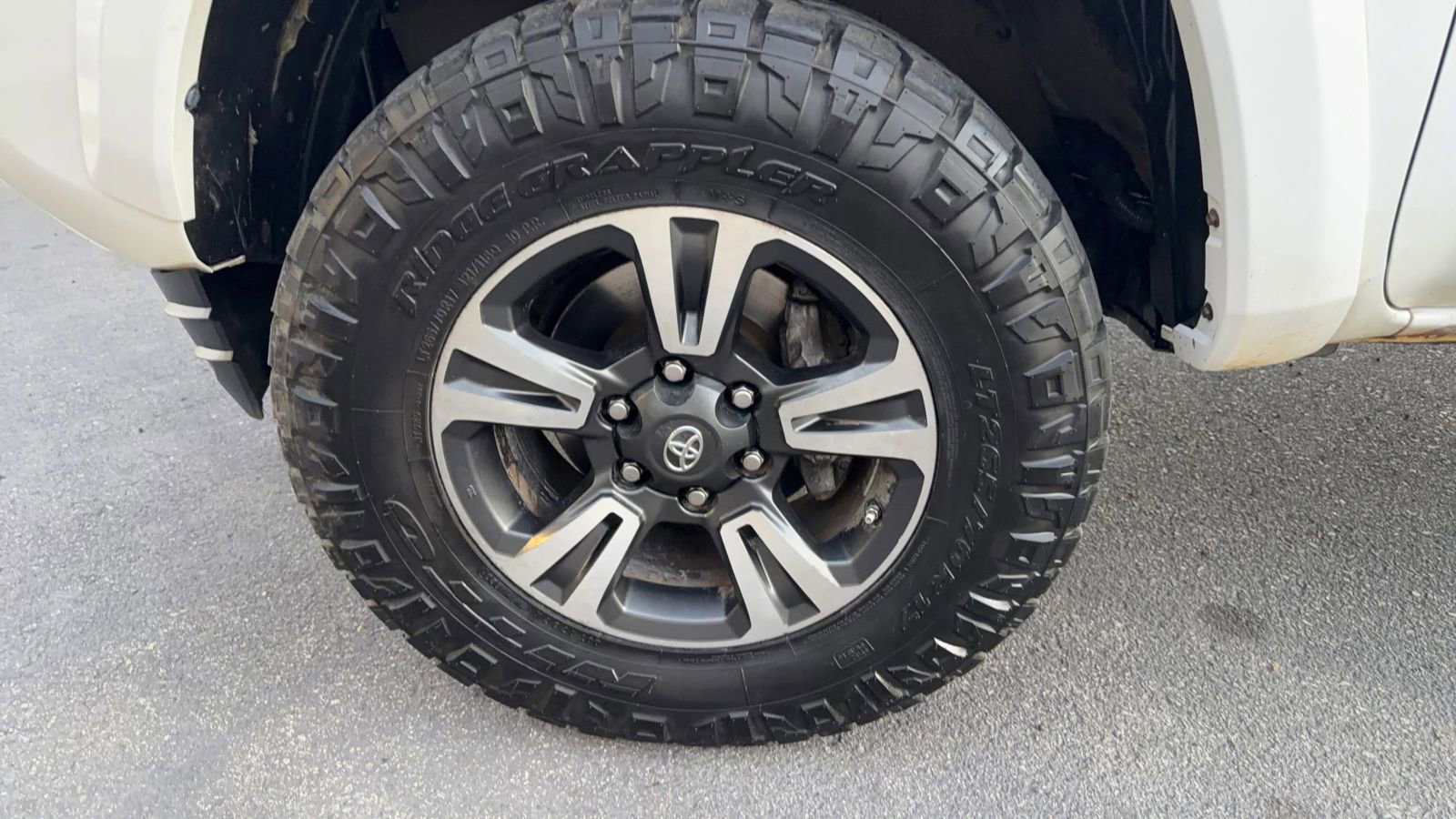 Used 2016 Toyota Tacoma TRD Sport image 12