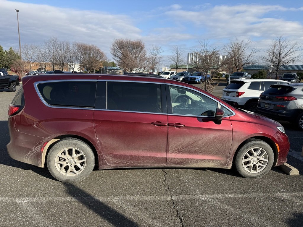 Used 2023 Chrysler Pacifica Touring-L image 6