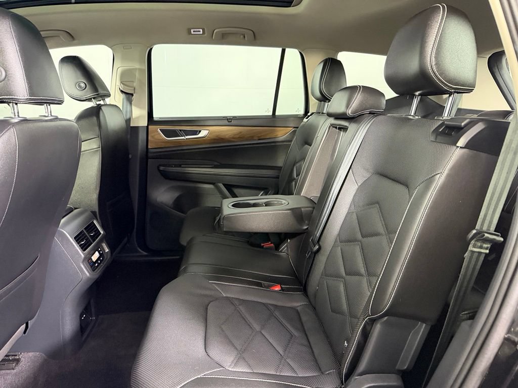 Used 2024 Volkswagen Atlas SE w/ Panoramic Sunroof Package FWD image 17