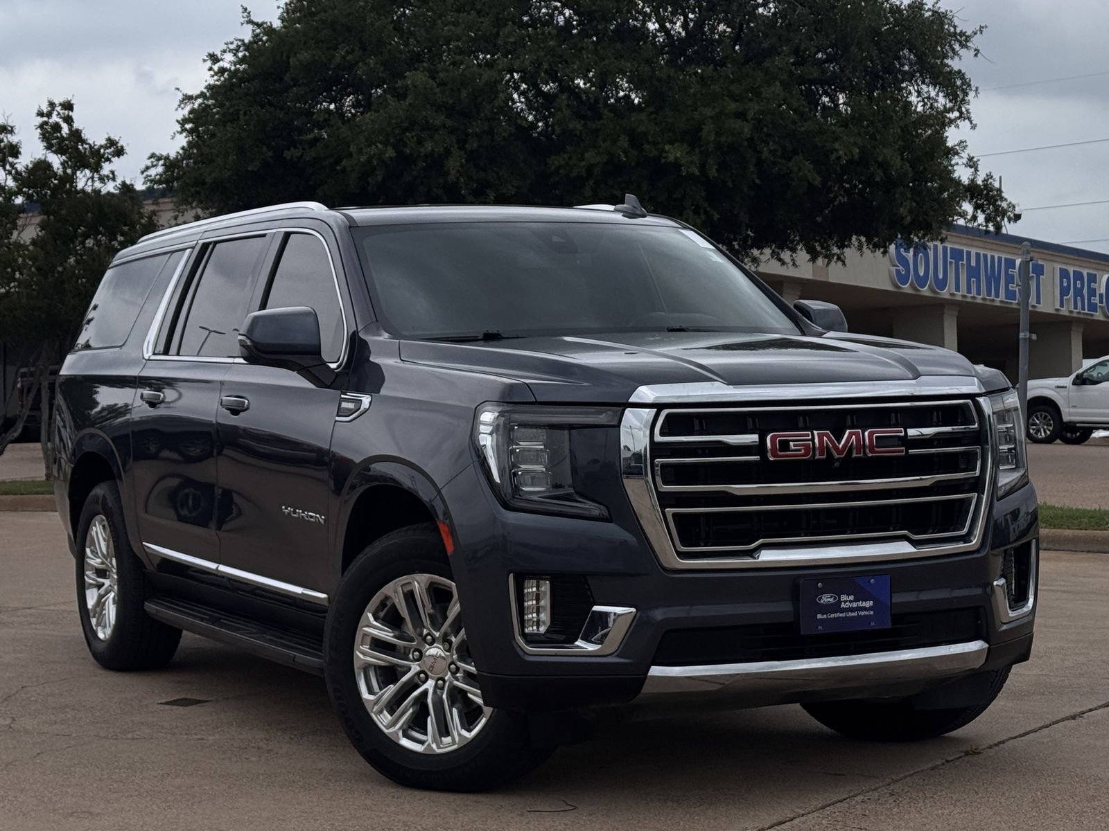 Used 2021 GMC Yukon XL SLT w/ SLT Luxury Package image 2