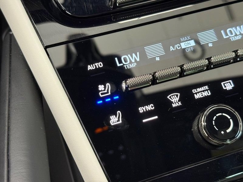 Certified 2025 Porsche Cayenne Turbo AWD/4WD image 23