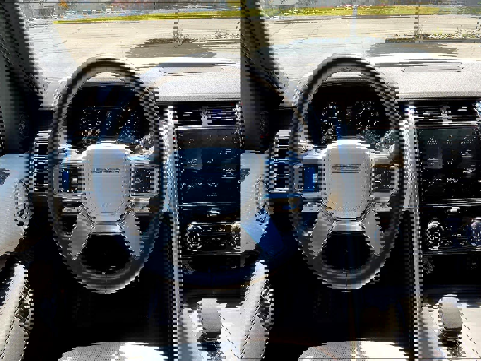 Used 2023 Land Rover Discovery HSE R-Dynamic AWD/4WD image 7