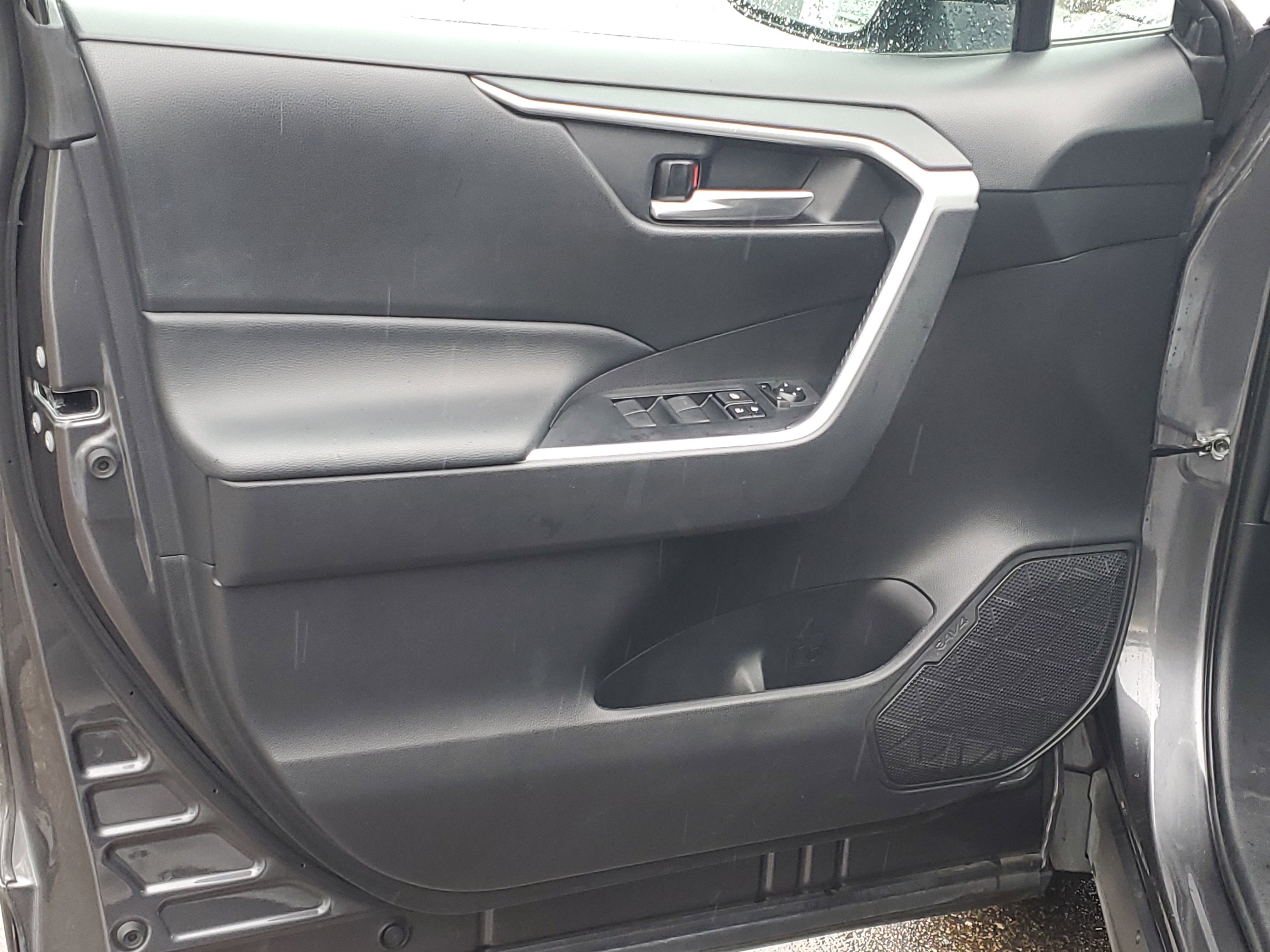 Used 2021 Toyota RAV4 XLE AWD/4WD image 5