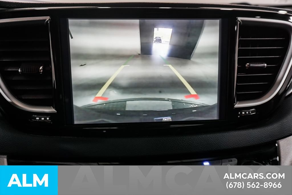 Used 2023 Chrysler Pacifica Touring-L FWD image 34