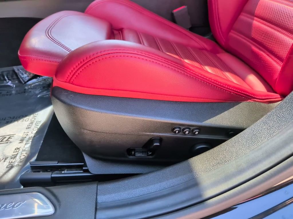 Used 2024 Alfa Romeo Giulia Veloce AWD/4WD image 24