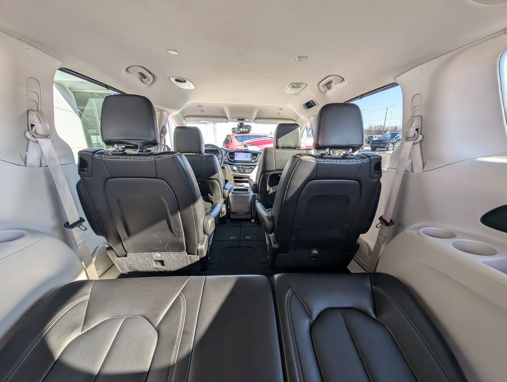 Used 2024 Chrysler Pacifica Touring-L image 17