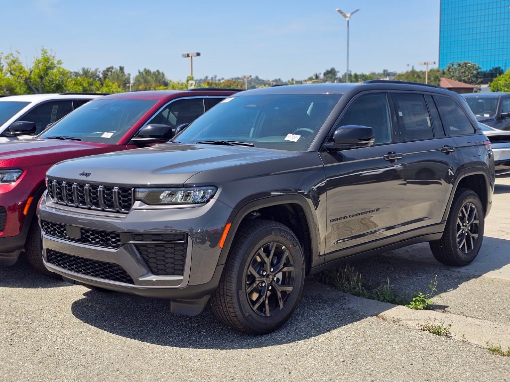 New 2026 Jeep Grand Cherokee Altitude RWD image 2