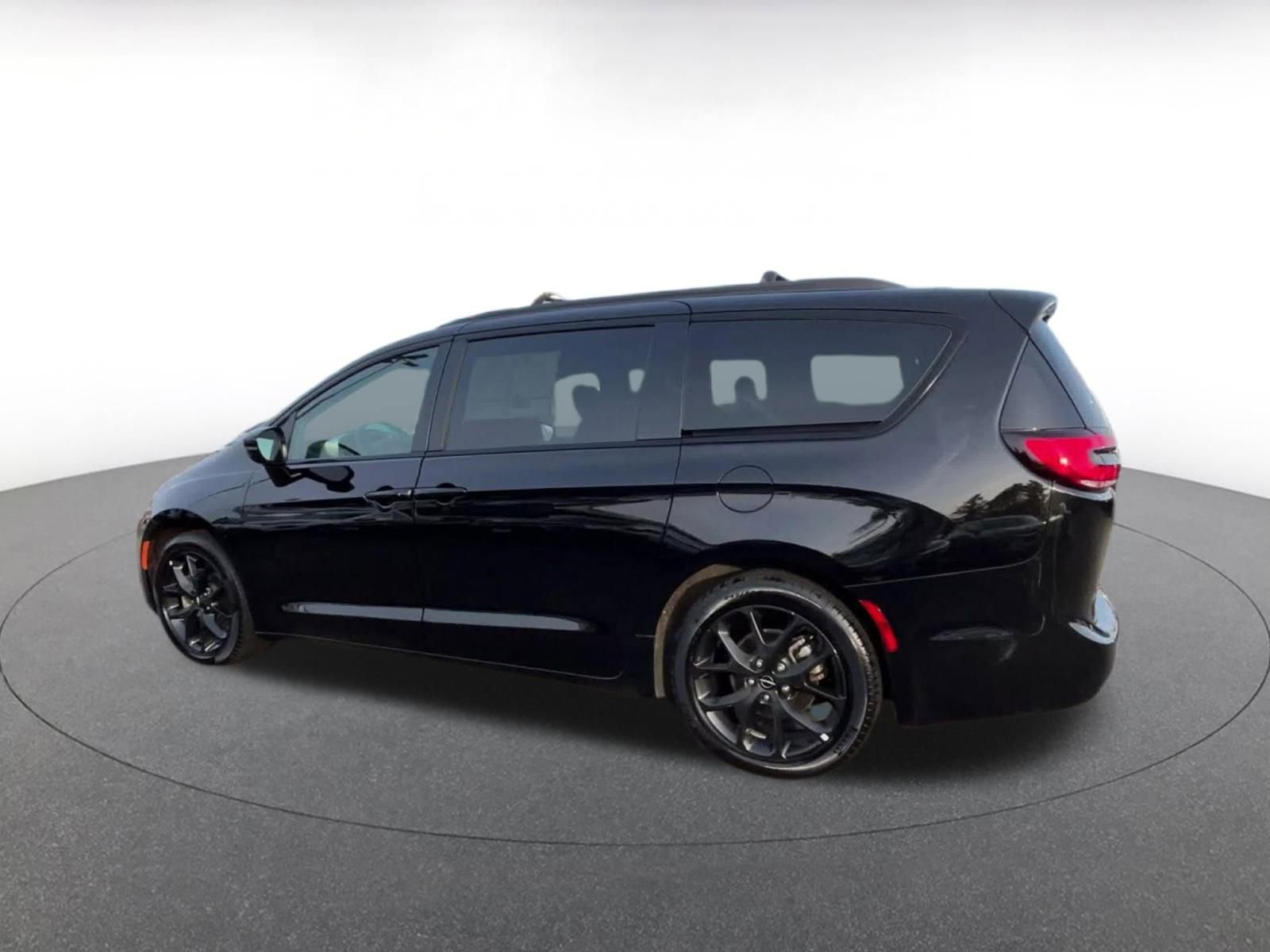 Used 2025 Chrysler Pacifica Limited image 10