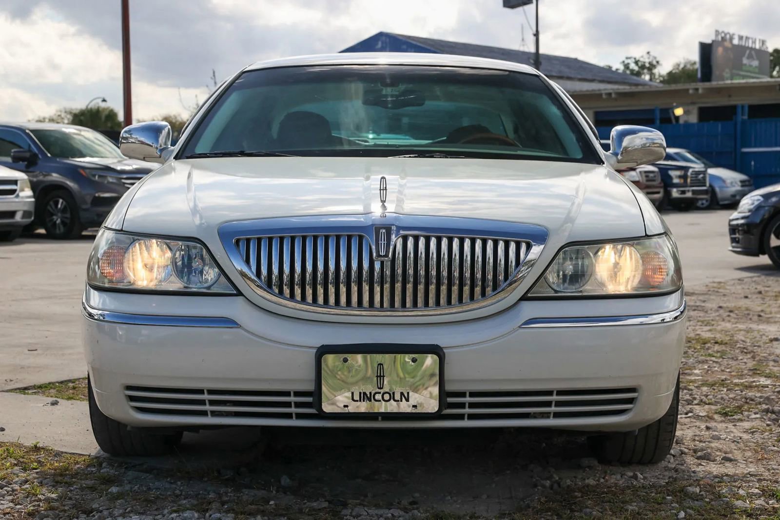 Used 2003 Lincoln Town Car Executive image 9