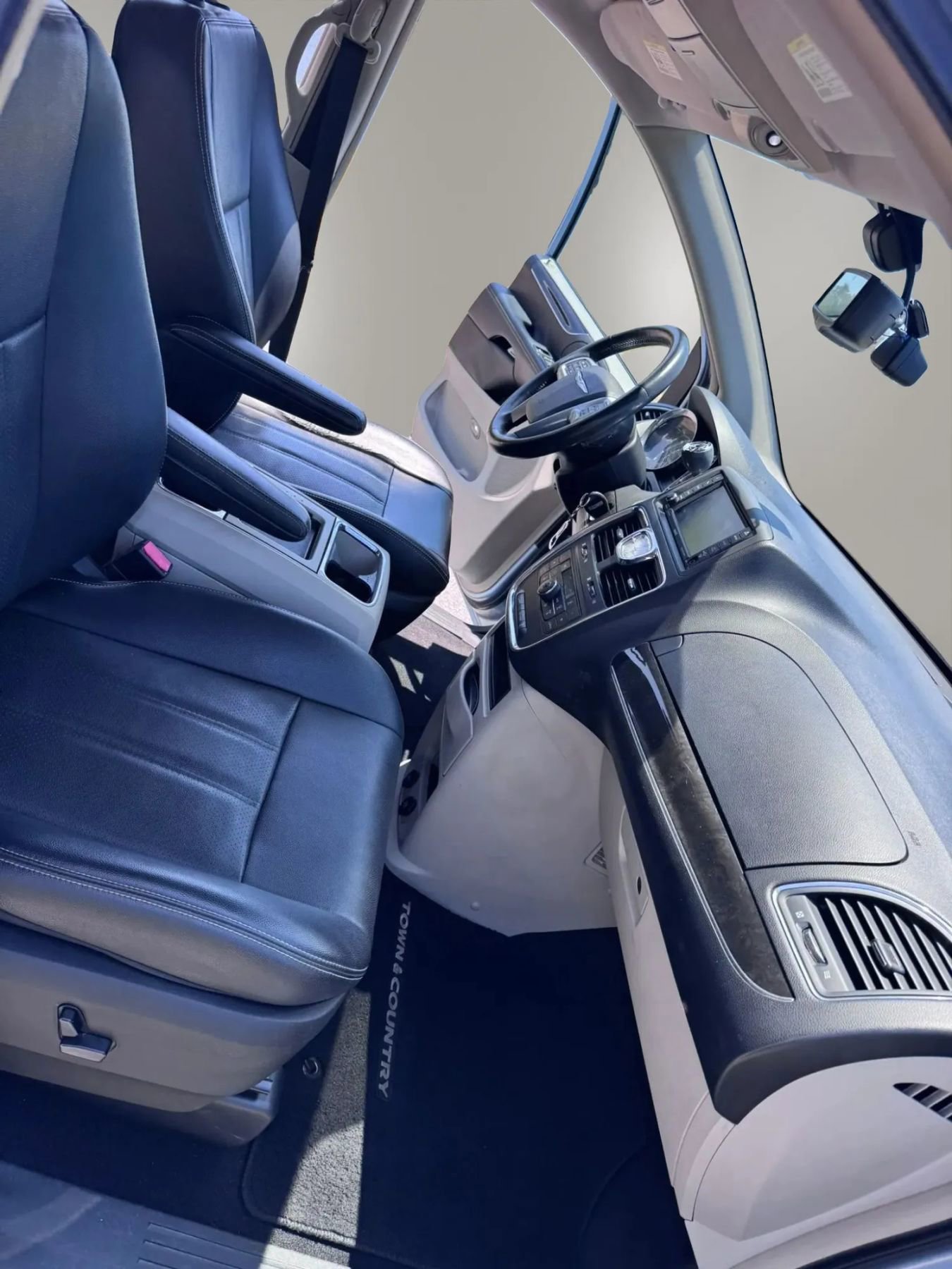Used 2013 Chrysler Town & Country Touring-L w/ Driver Convenience Group FWD image 9