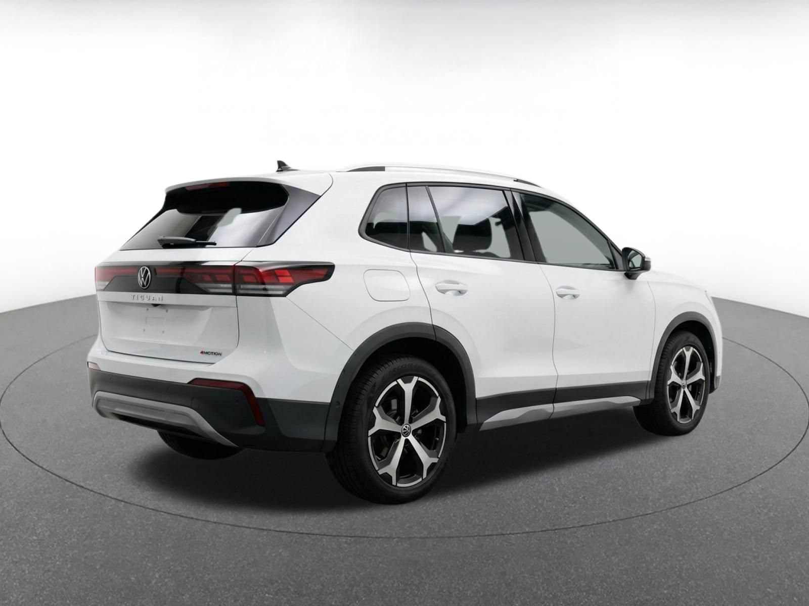 Used 2026 Volkswagen Tiguan SE AWD/4WD image 9