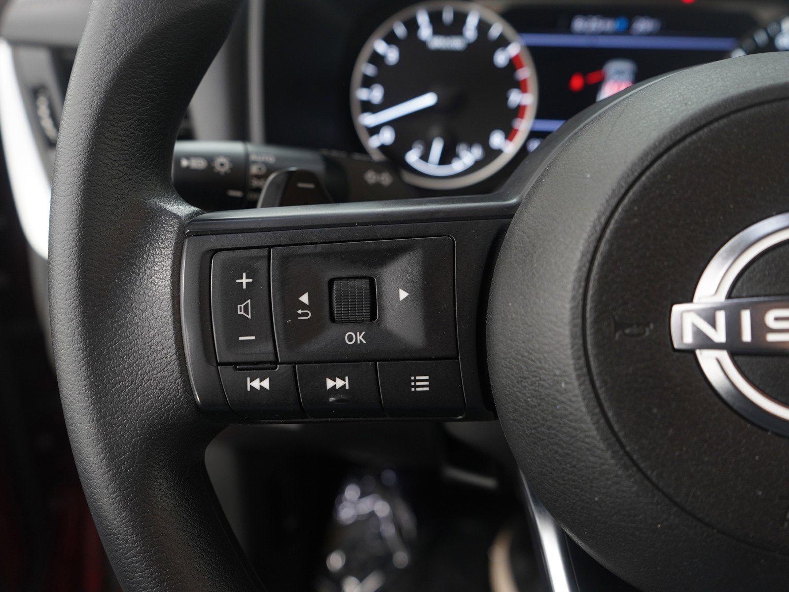 Used 2024 Nissan Rogue SV image 27