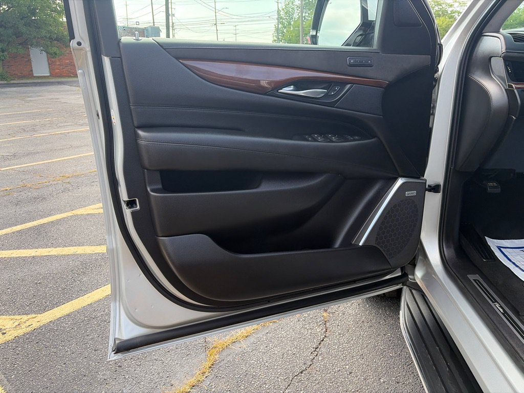 Used 2018 Cadillac Escalade Luxury AWD/4WD image 17