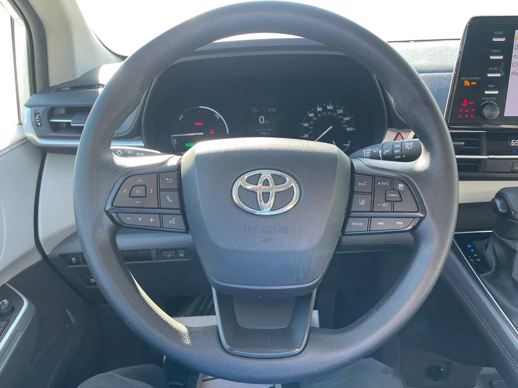 Used 2024 Toyota Sienna LE FWD image 28