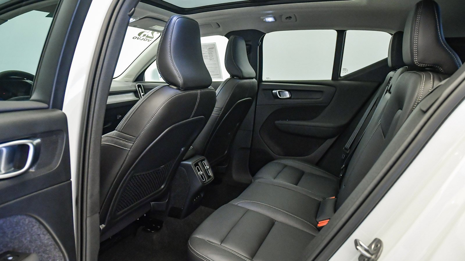 Certified 2025 Volvo XC40 B5 Core w/ Protection Package Premier image 21