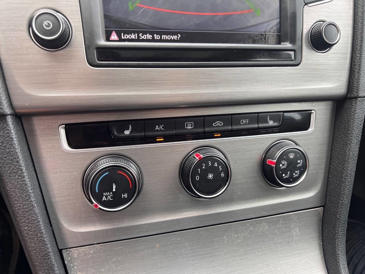 Used 2016 Volkswagen Golf SE image 18