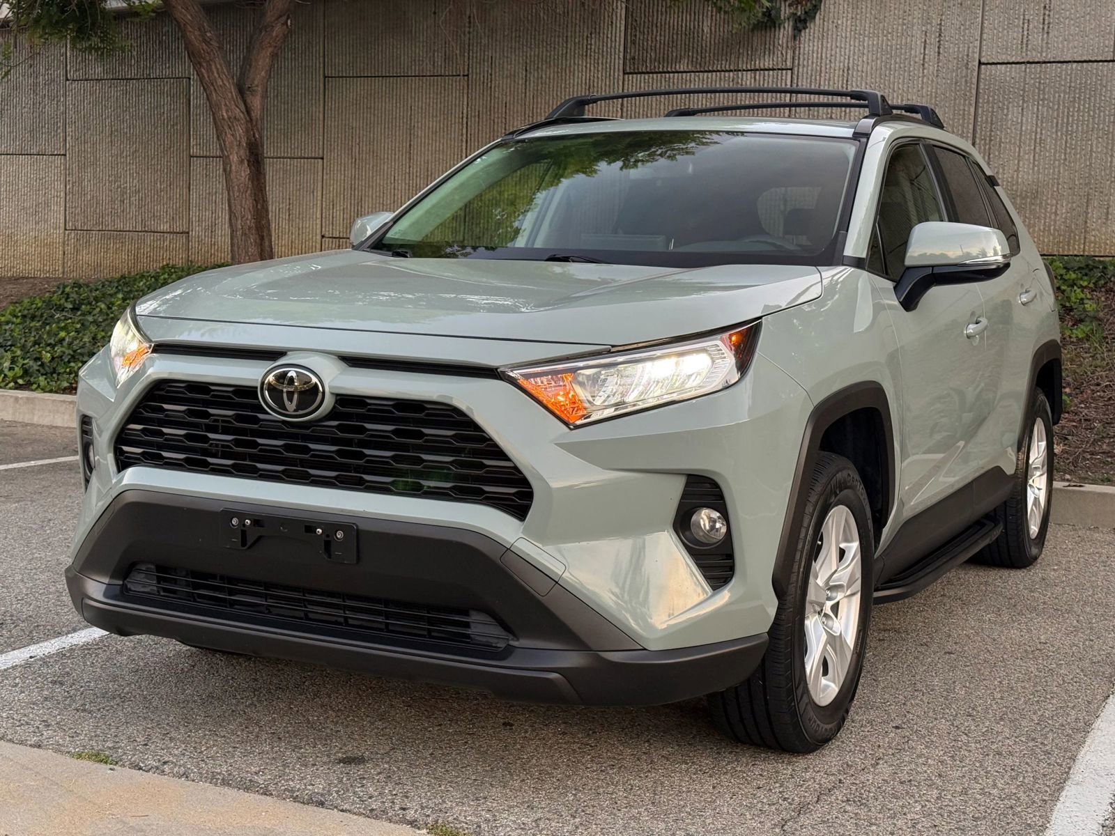 Used 2019 Toyota RAV4 XLE w/ Convenience Package FWD image 3