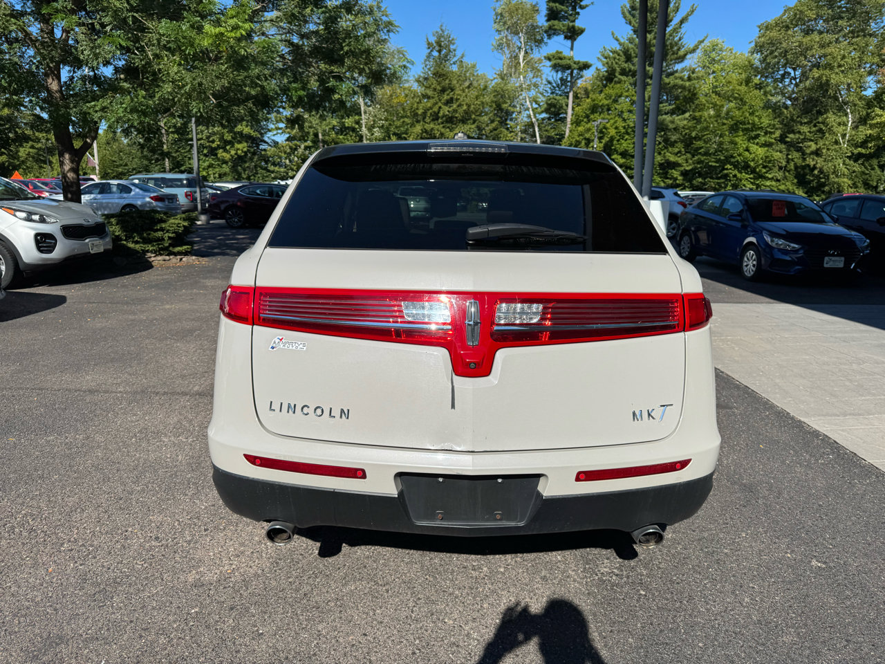 Used 2019 Lincoln MKT AWD image 4