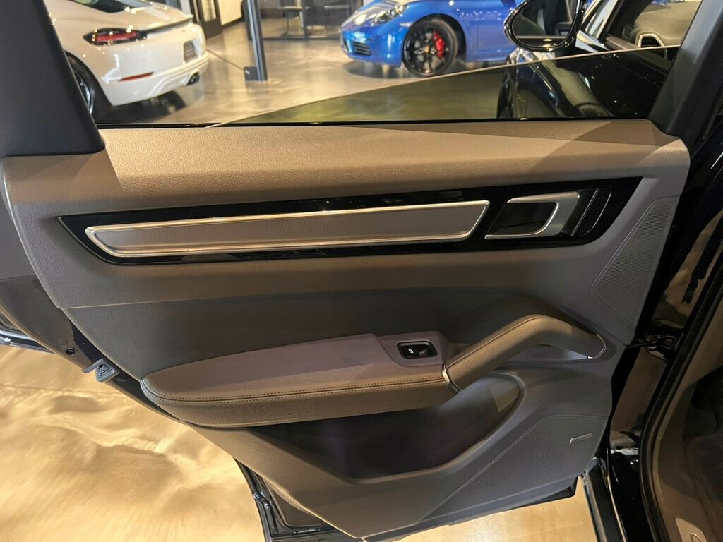 Used 2022 Porsche Cayenne E-Hybrid Coupe image 22