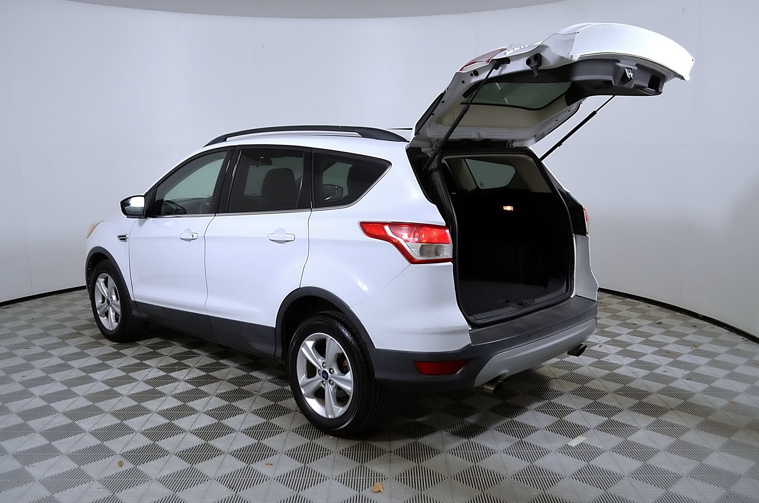 Used 2016 Ford Escape SE w/ Equipment Group 201A FWD image 10