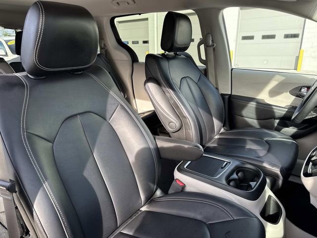 Used 2024 Chrysler Pacifica Touring-L image 10