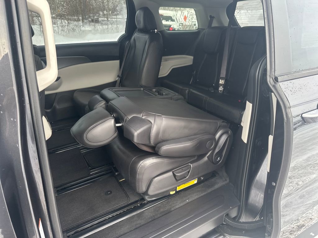 Used 2023 Kia Carnival LX image 19