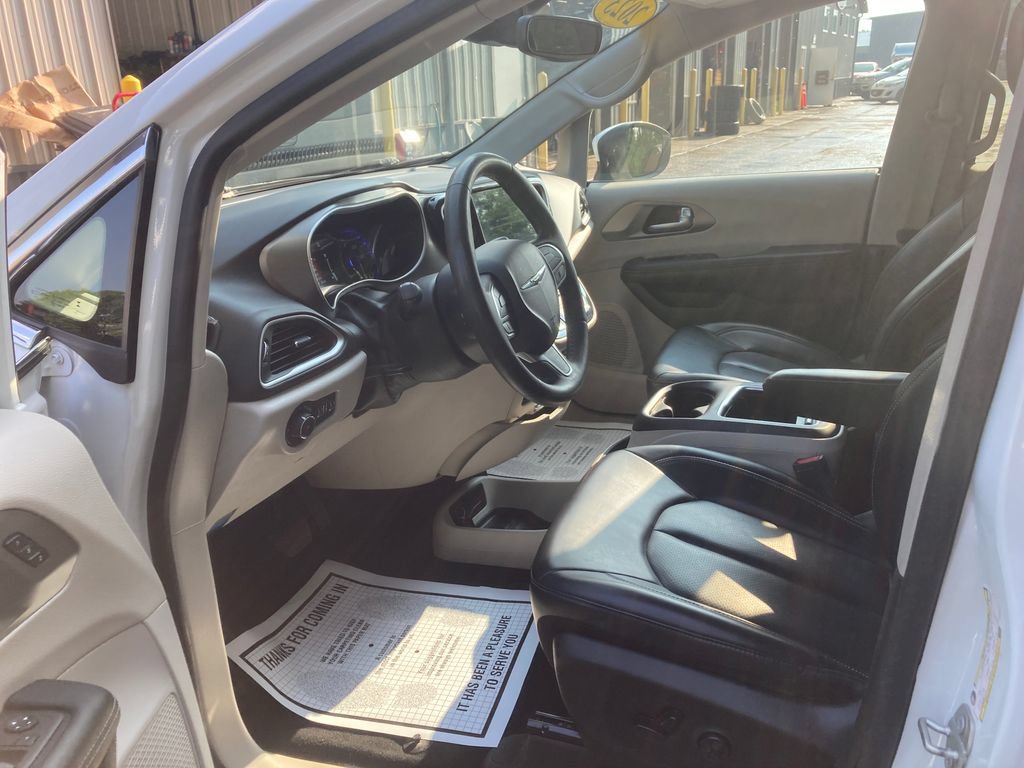 Used 2023 Chrysler Pacifica Touring-L FWD image 12