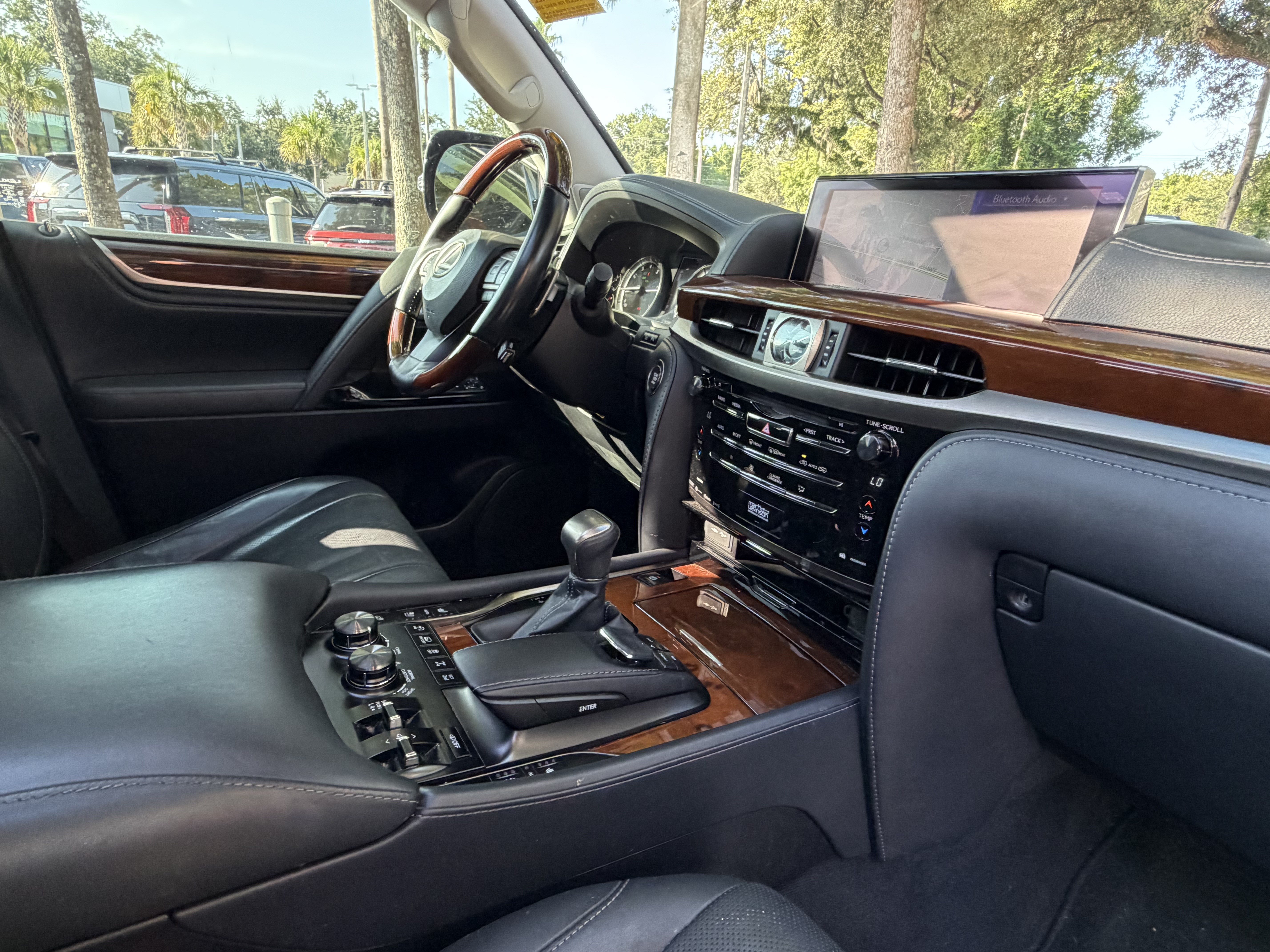 Used 2020 Lexus LX 570 4WD w/ Luxury Package image 48
